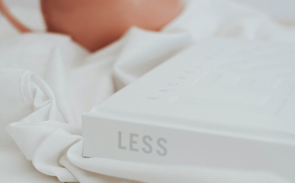 아침에 현관 풍수 재물운을 기원하며 청소하는 일상적인 습관을 표현한 이미지