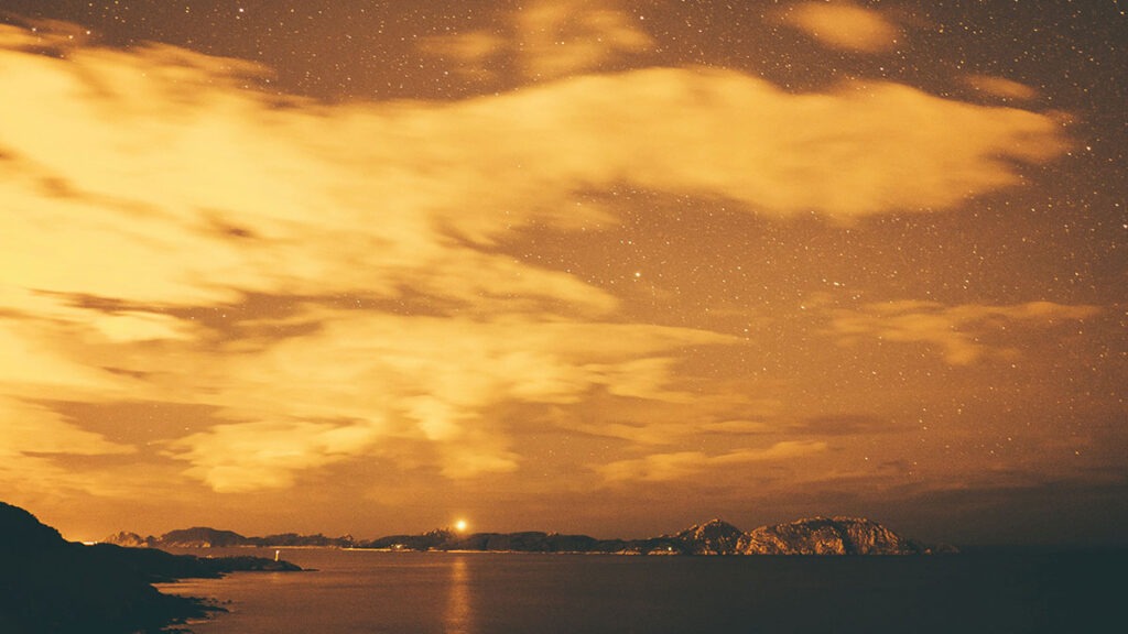 재물운 태몽 – 신비롭고 몽환적인 꿈의 분위기를 표현한 이미지