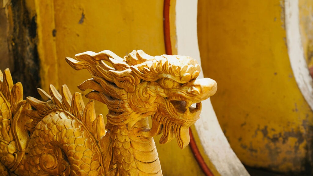 재물운 태몽 상징 – 황금빛 용과 돼지를 표현한 동양적 이미지