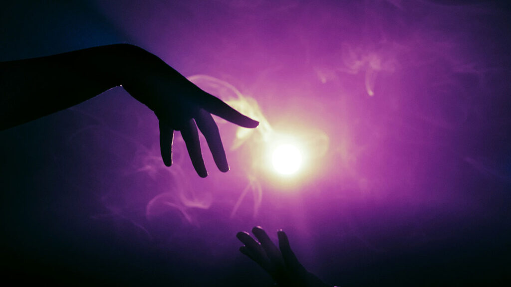 재물운 태몽 특징 – 선명하고 평온한 꿈의 순간을 표현한 이미지