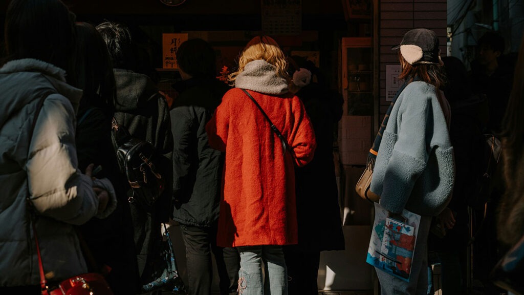 로또 명당 분석 – 복권 판매점 앞에 줄을 서는 사람들 이미지