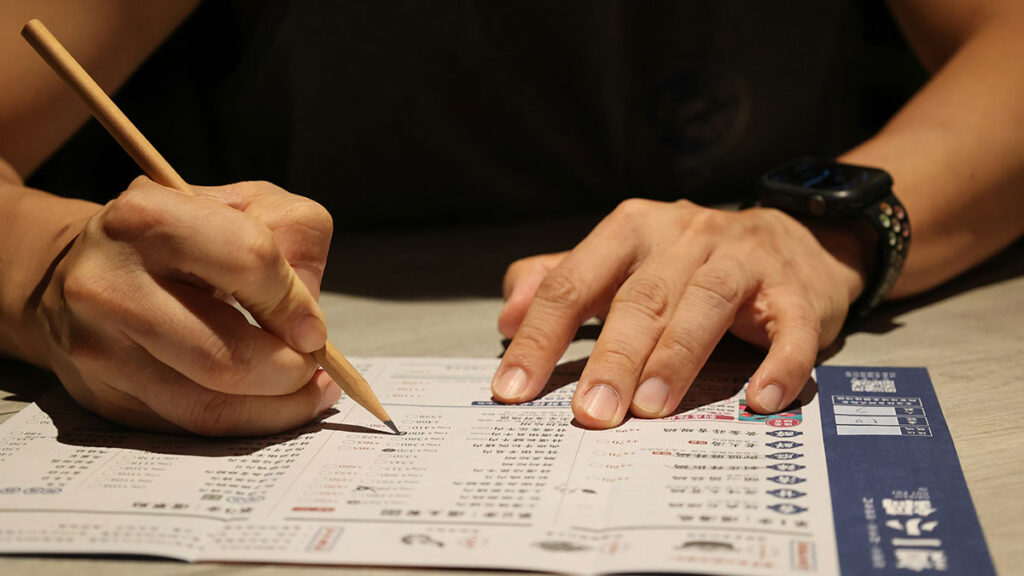 AI 로또 구매 시간 사주 – 여유롭고 차분한 상태에서 로또를 구매하는 이미지