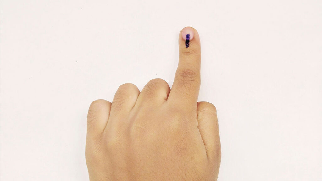 로또 자동 수동 차이 - 신중하게 번호를 고르는 사람의 손을 표현한 이미지