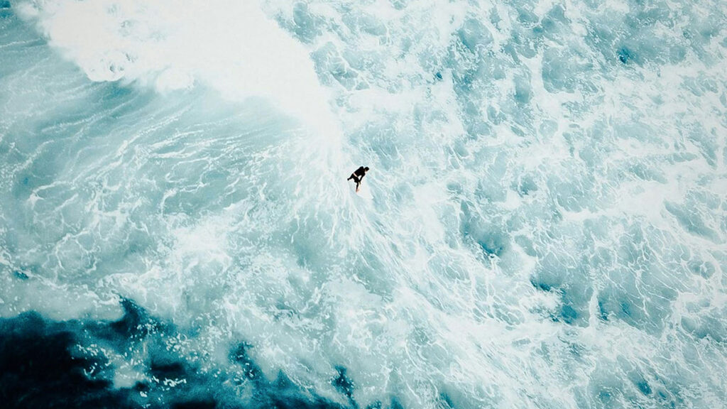 사주 횡재수 시기 - 행운의 파도에 올라타는 타이밍을 표현한 이미지