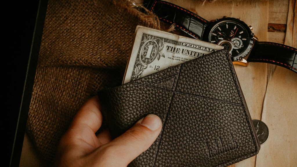 재물운 지갑 풍수 – 고급스러운 가죽 지갑과 정돈된 지폐 클로즈업 이미지