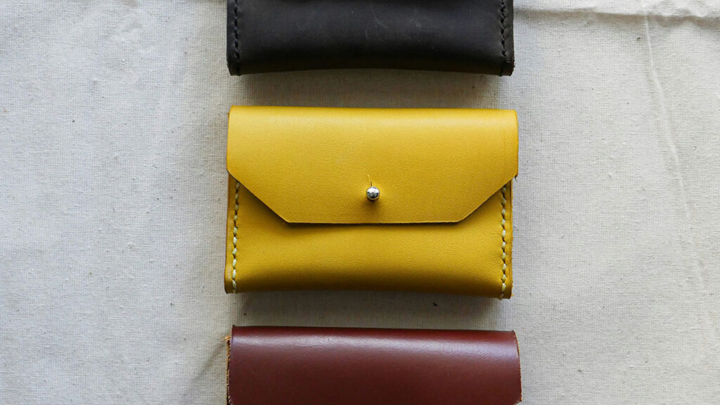 재물운 지갑 풍수 색상 – 황금색 갈색 검은색 지갑 색상 비교 이미지