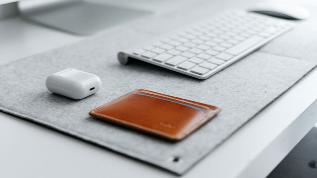 재물운 지갑 풍수 정리 – 깨끗하게 정돈된 지갑 내부와 정해진 자리에 놓인 이미지