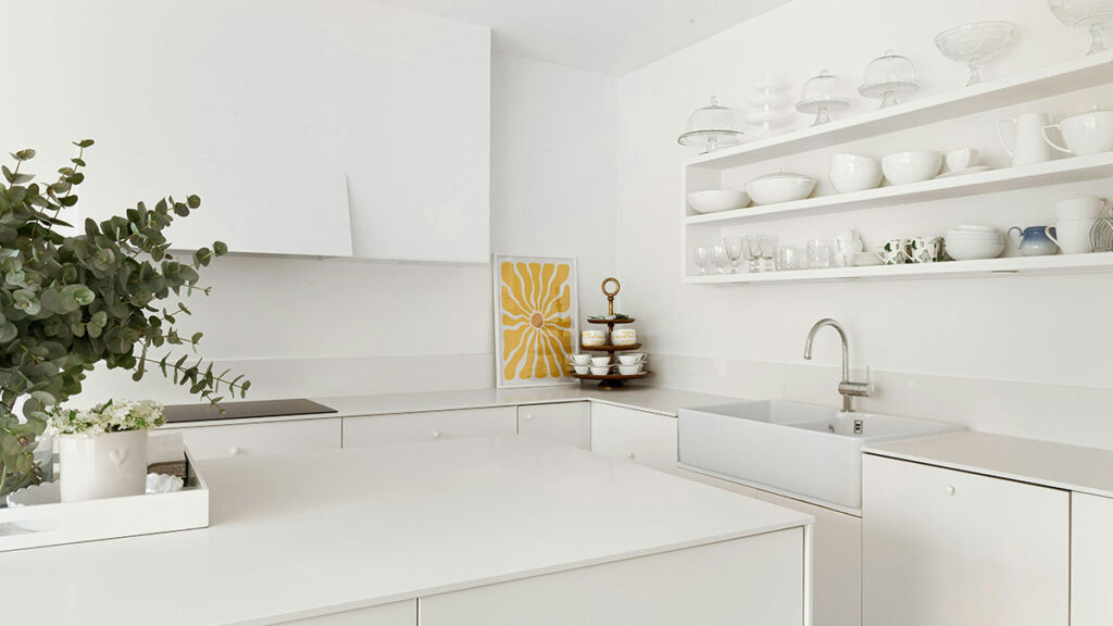 재물운 높이는 습관 중 하나인 깨끗하게 정돈된 주방 이미지