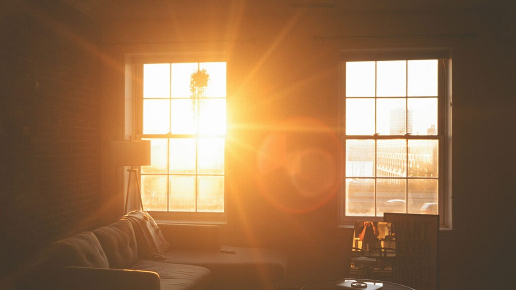 재물운 높이는 습관 환기 – 아침 햇살이 들어오는 창문 환기 이미지