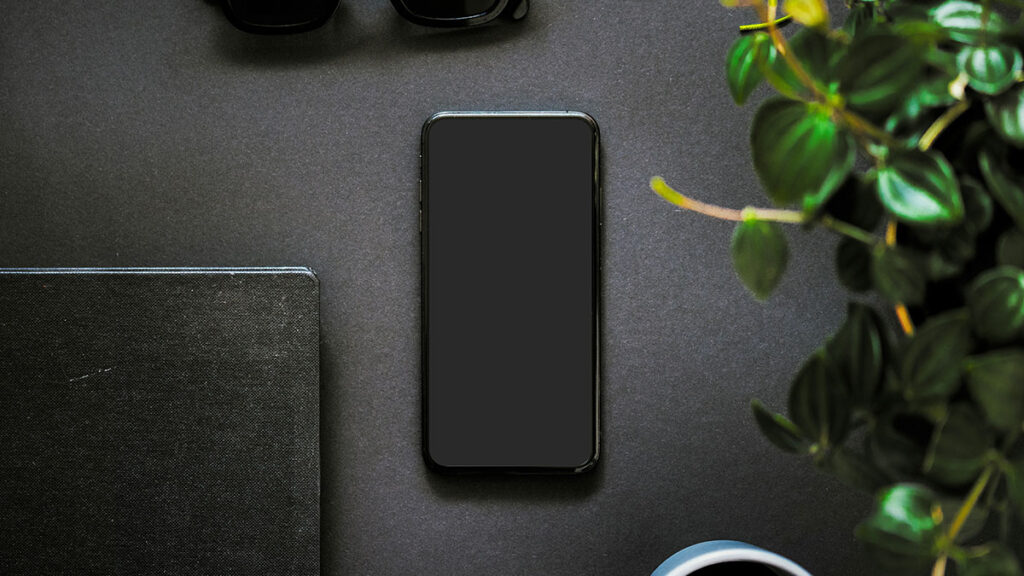 행운을 부르는 습관 – 깔끔하게 정리된 스마트폰 화면과 미니멀한 데스크 이미지