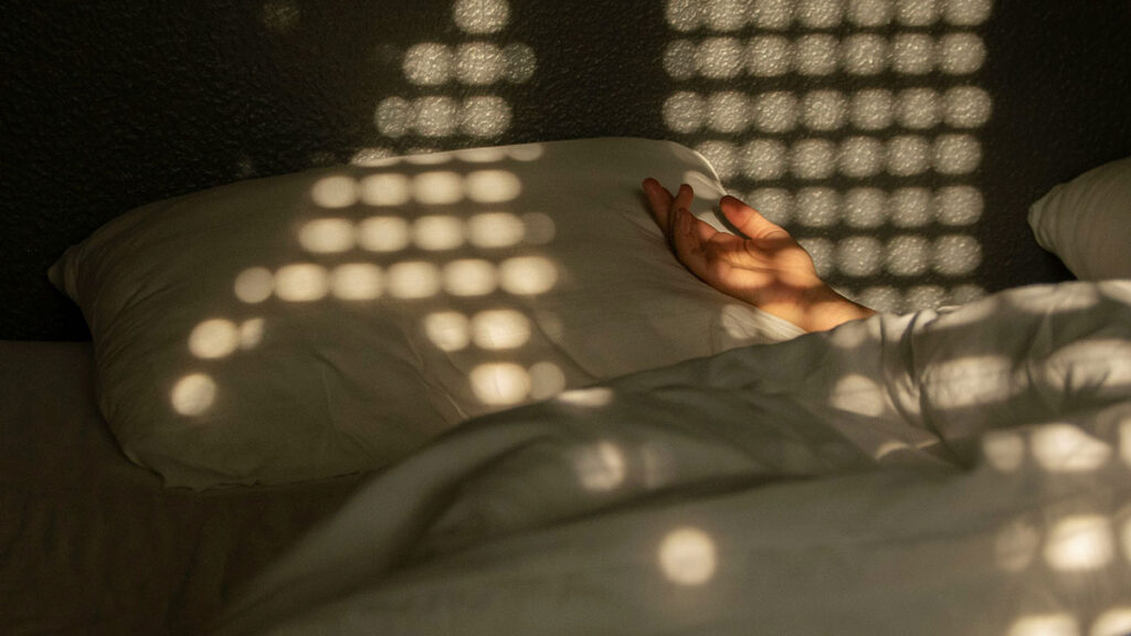 행운을 부르는 습관 – 취침 전 스마트폰 멀리 두기로 에너지 충전하는 이미지