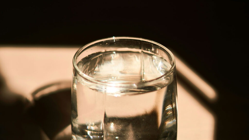 재물운을 높이는 아침 습관 – 아침 공복에 따뜻한 물 한 잔을 마시는 이미지