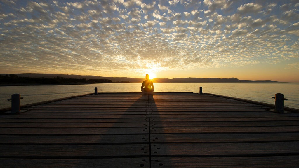 재물운을 높이는 아침 습관 시각화 – 성공적인 하루를 상상하는 평화로운 아침 이미지