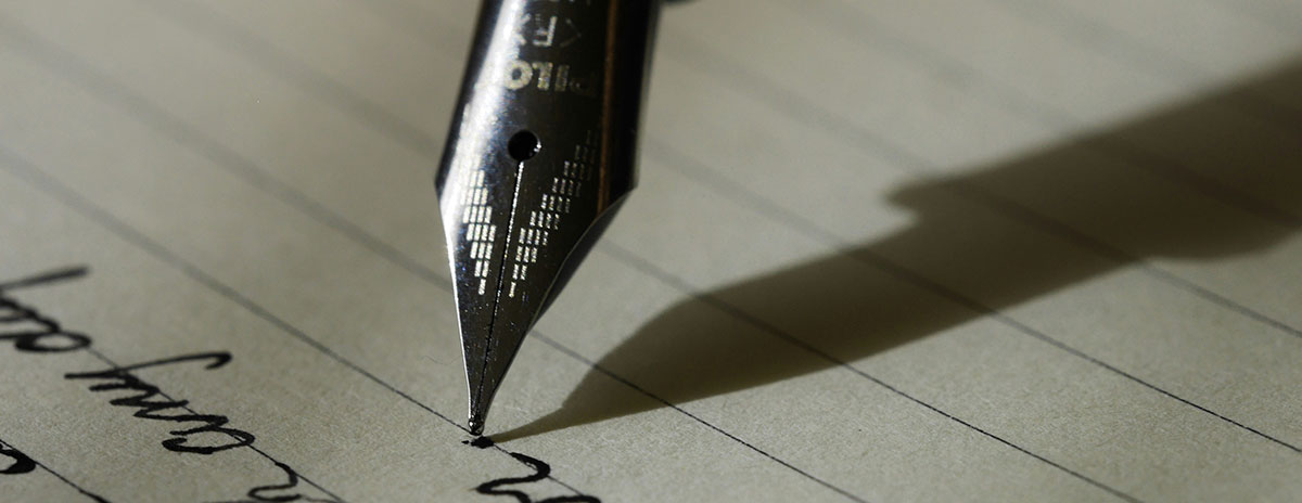 만년필로 노트에 글을 적고 있는 이미지