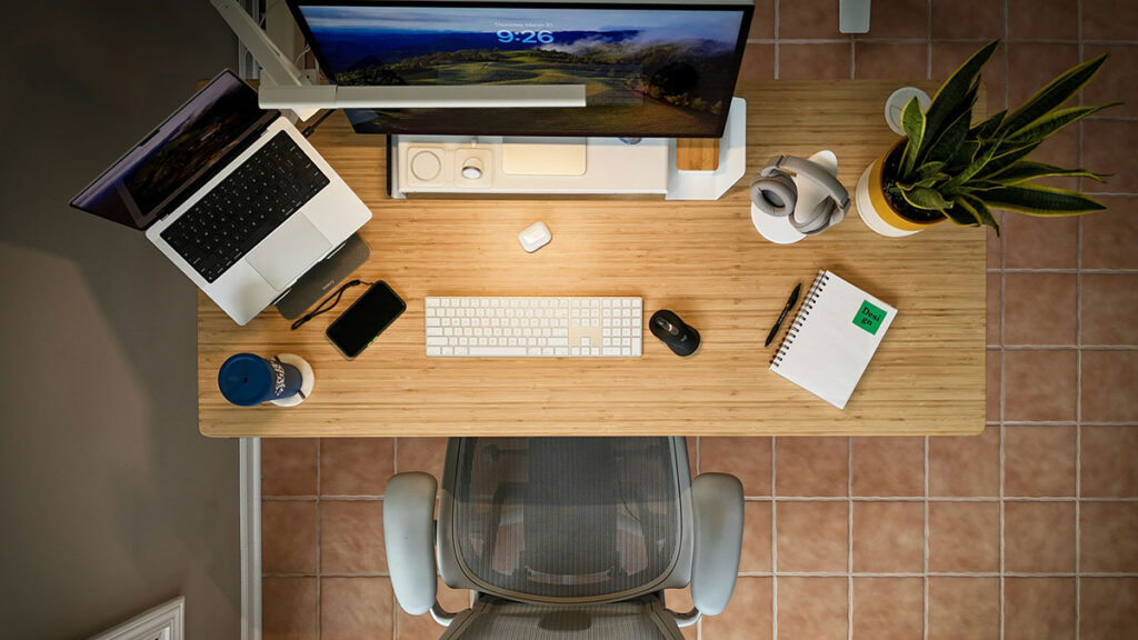 책상 풍수 인테리어 좌청룡 우백호 – 좌우 균형 있게 정돈된 책상 배치 이미지