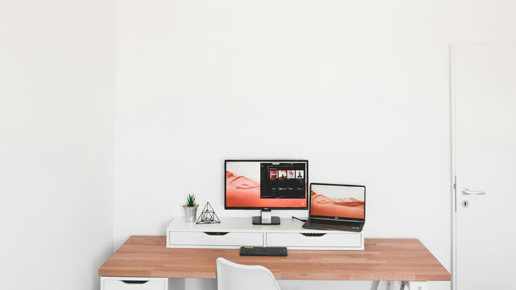 책상 풍수 인테리어 청소 – 제로 데스크 습관으로 정돈된 빈 책상 이미지