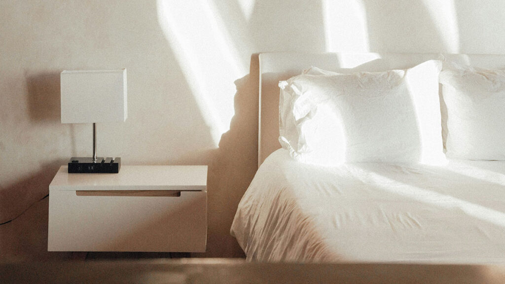 재물운 침실 풍수 – 깔끔하고 평화로운 분위기의 침실 인테리어 이미지