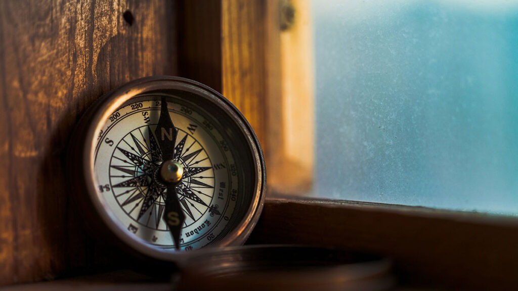 재물운 침실 풍수 머리 방향 – 동서남북 방위와 사주 오행 연결 개념 이미지