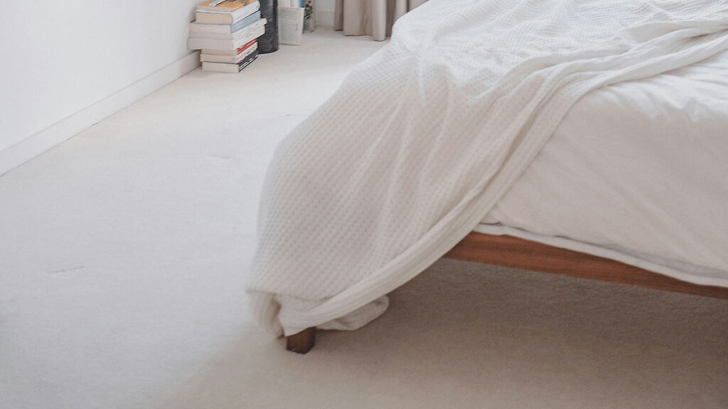 재물운 침실 풍수 침대 밑 정리 – 깨끗하게 비워진 침대 아래 공간 이미지