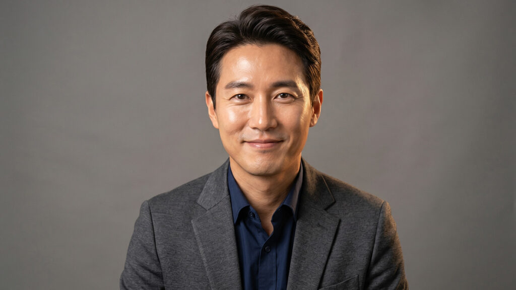 AI 관상 분석 크로스 체크 – 사주와 관상이 조화를 이루는 자신감 있고 밝은 표정의 인물 이미지