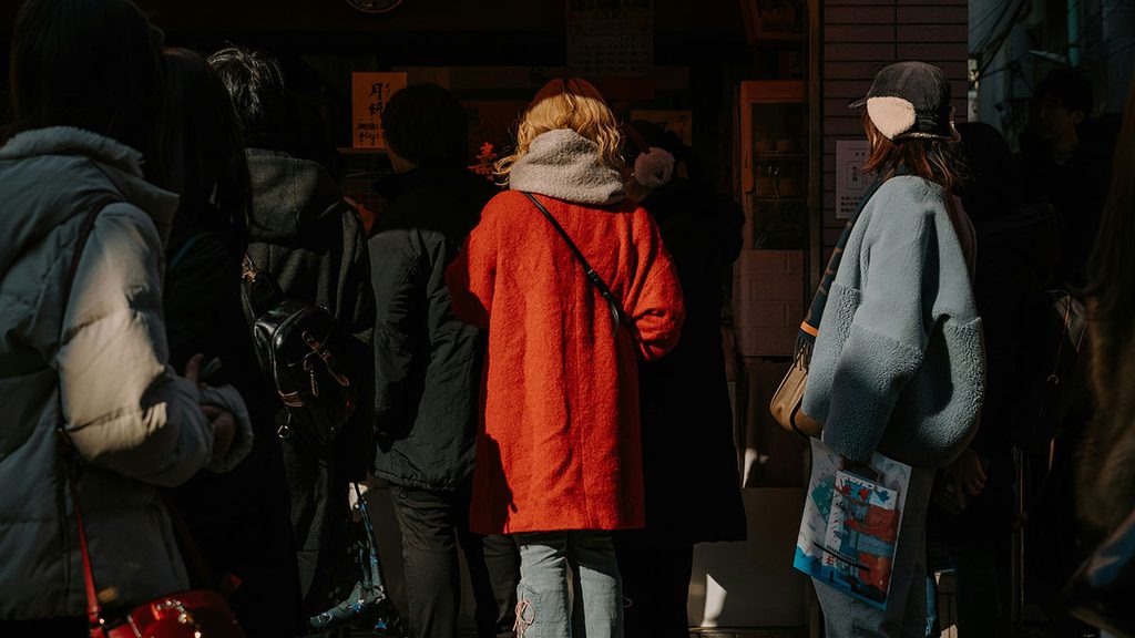로또 명당 분석 – 복권 판매점 앞에 줄을 서는 사람들 이미지
