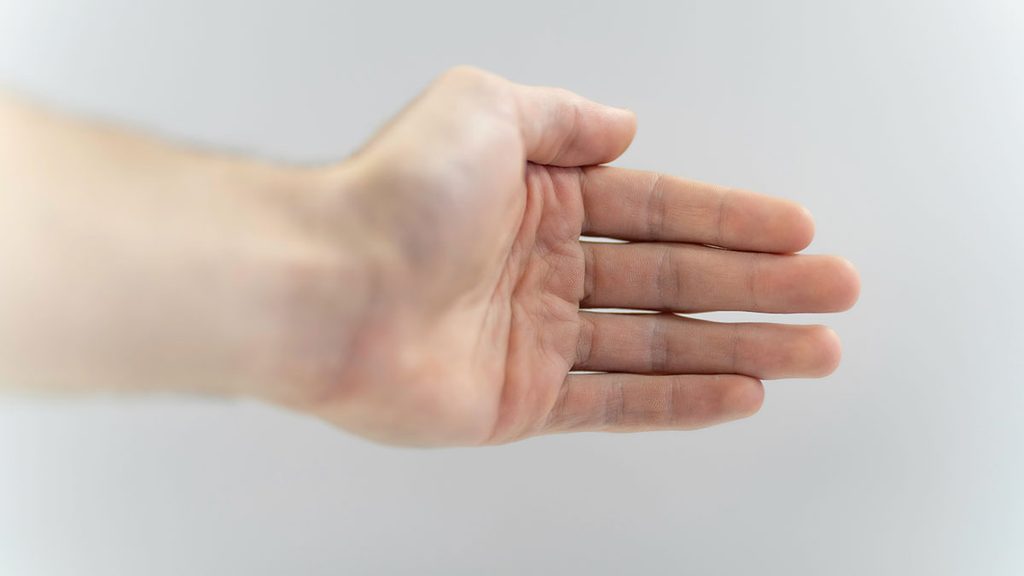 재물운 손금 – 손바닥 선을 들여다보는 클로즈업 이미지