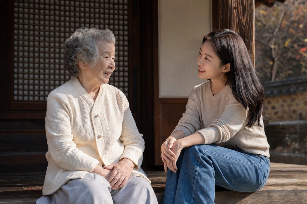 AI 관상 분석 – 전통 관상과 세대를 잇는 대화를 나누는 모습