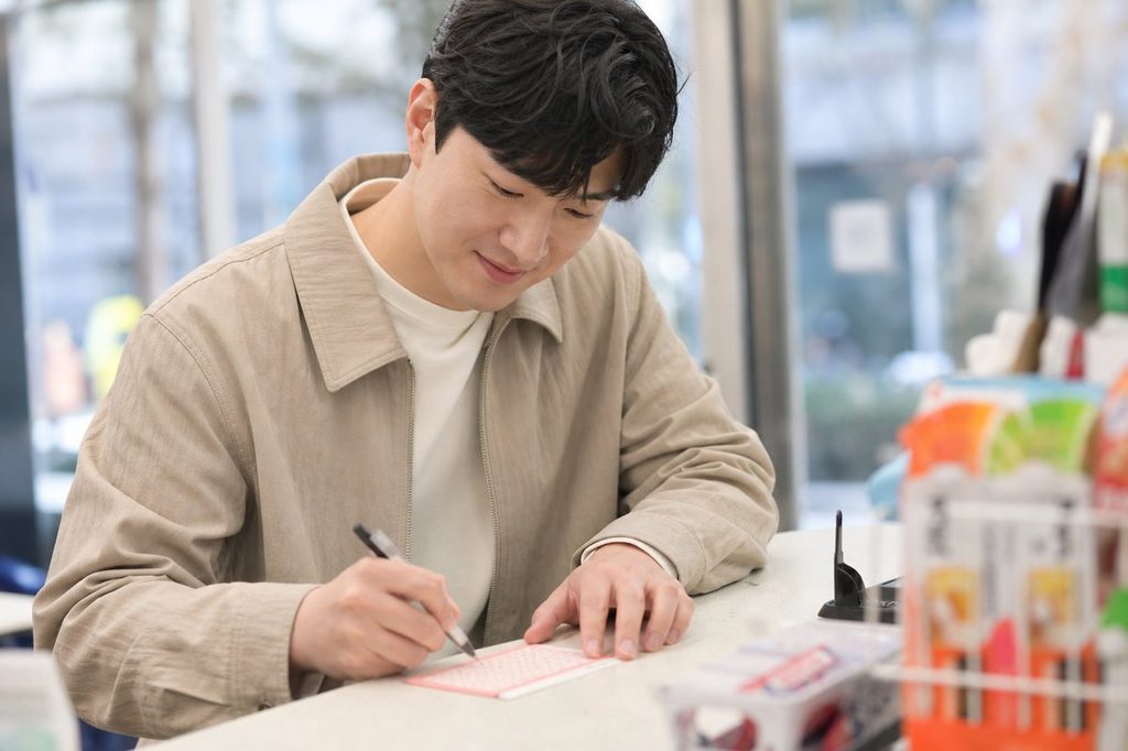 로또 번호 선택 편향 – 부담 없이 번호를 적는 모습