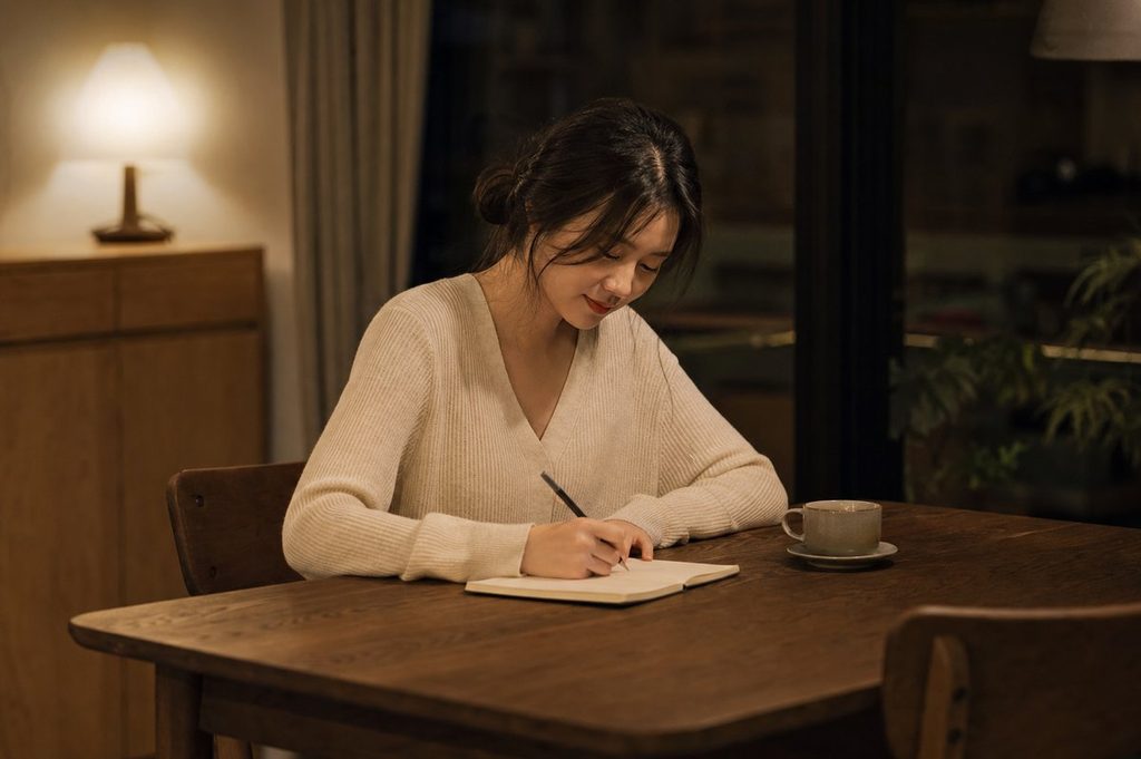 AI 재물운 예측 – 스스로 하루를 돌아보며 노트에 적어보는 모습
