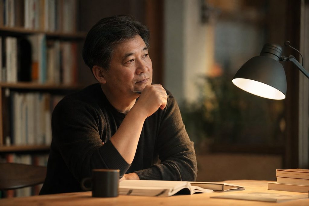 로또 자동 수동 비율 – 책상에서 번호를 고민하는 사람