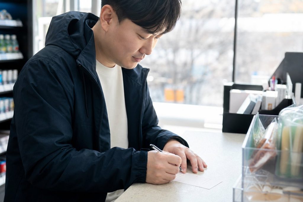 로또 미출현 번호 – 부담 없이 로또 용지를 작성하는 모습