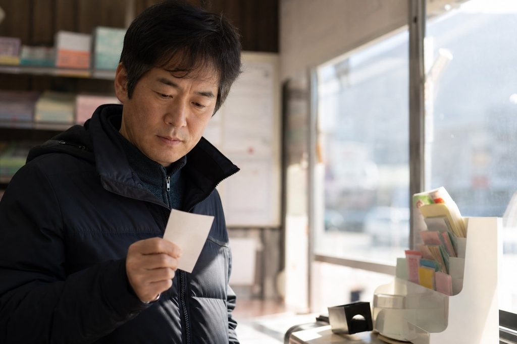 로또 번호 조합 확률 – 로또 판매점에서 용지를 들고 고민하는 모습