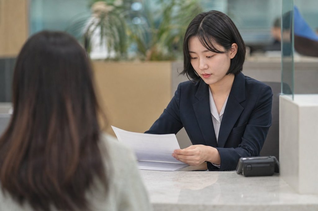 로또 당첨금 수령 방법 – 농협 창구 서류 확인 장면