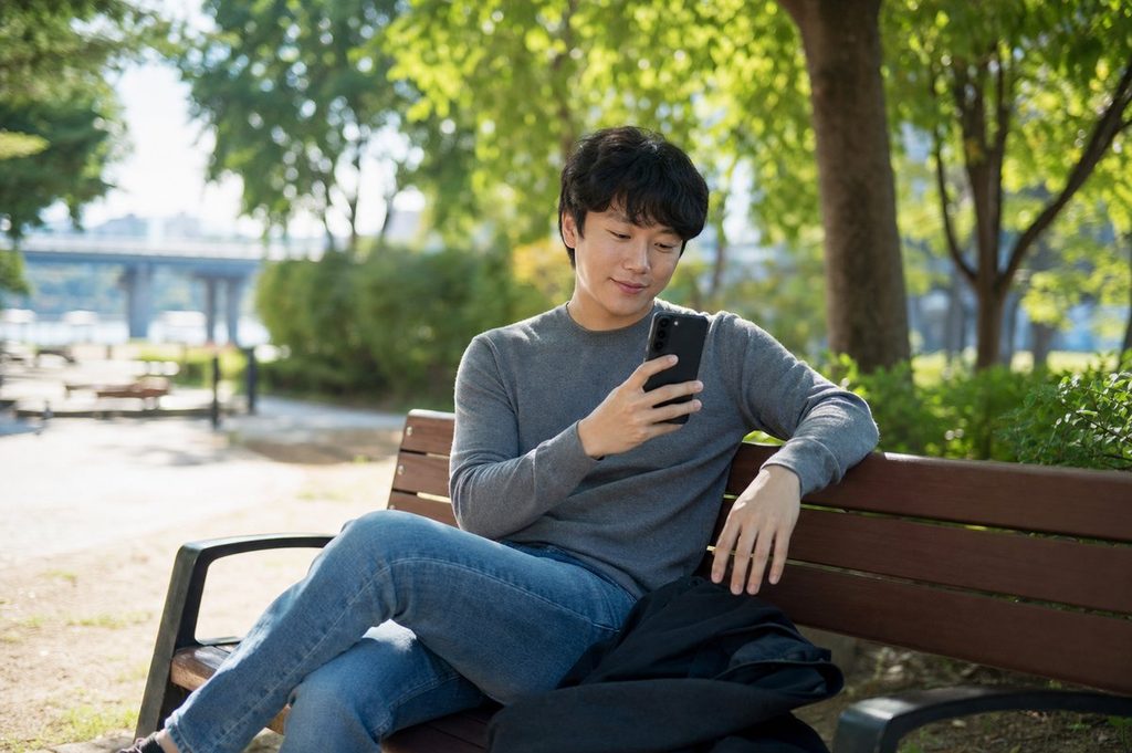 로또 번호 패턴 – 지난 회차 결과를 담담하게 확인하는 모습