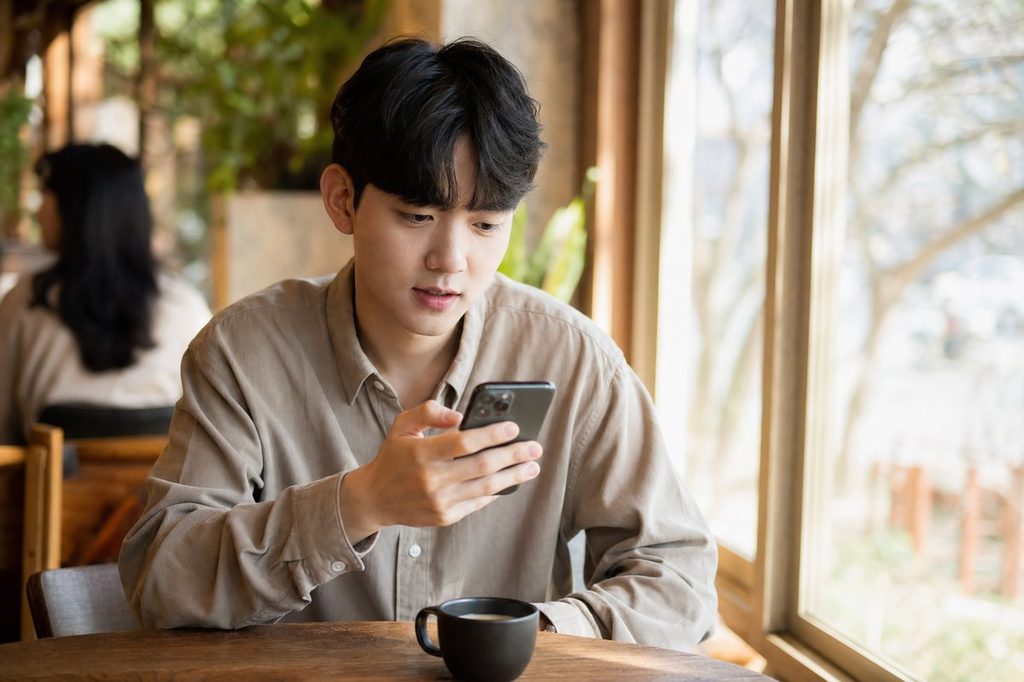 사주 재성 – 만세력 앱으로 자신의 사주 여덟 글자를 확인하는 모습