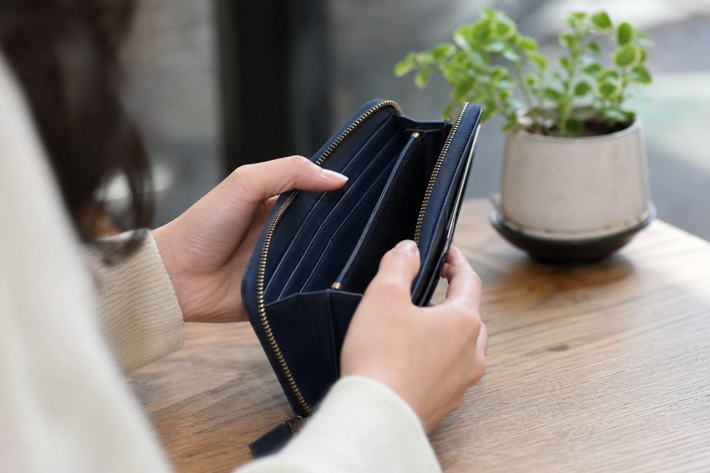 사주 행운 숫자 – 오행 색을 담은 지갑을 여는 일상 장면