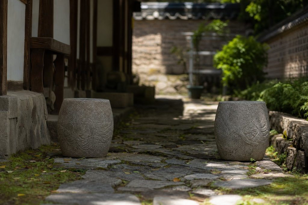 사주 육합 – 마주 보는 돌의자